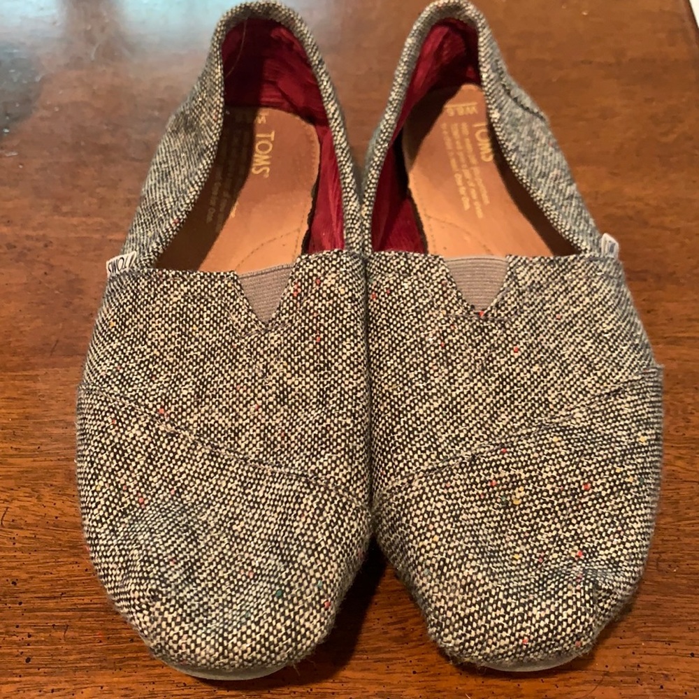 Toms black and white with color specks